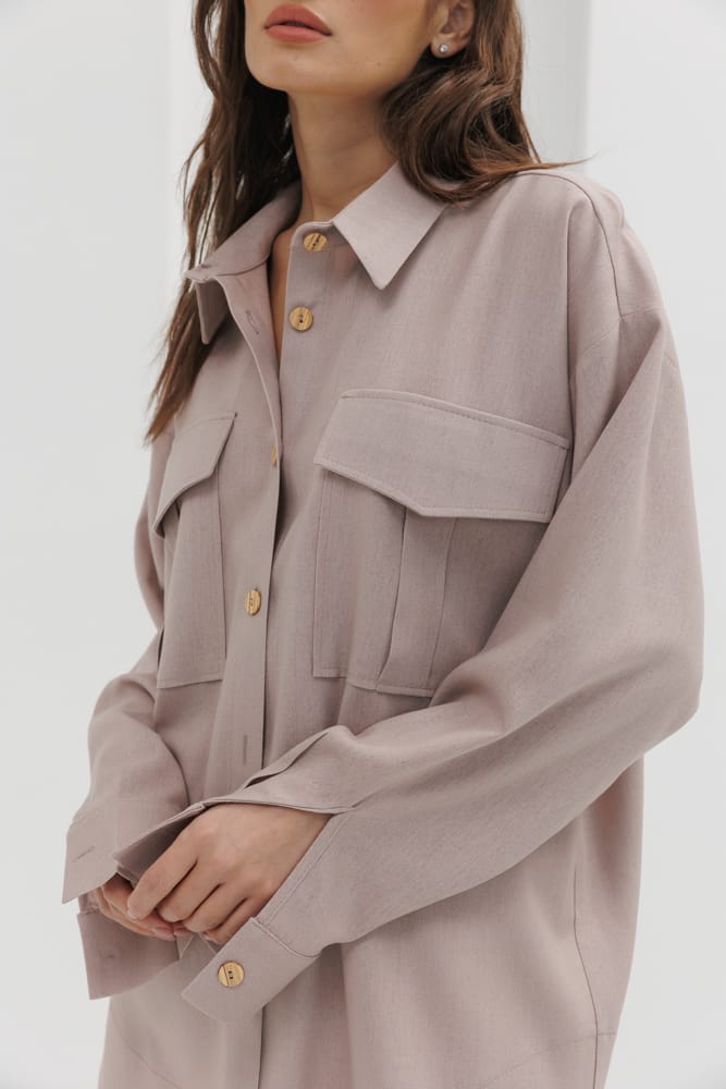 Women's oversized shirt in coffee linen with chest pockets.