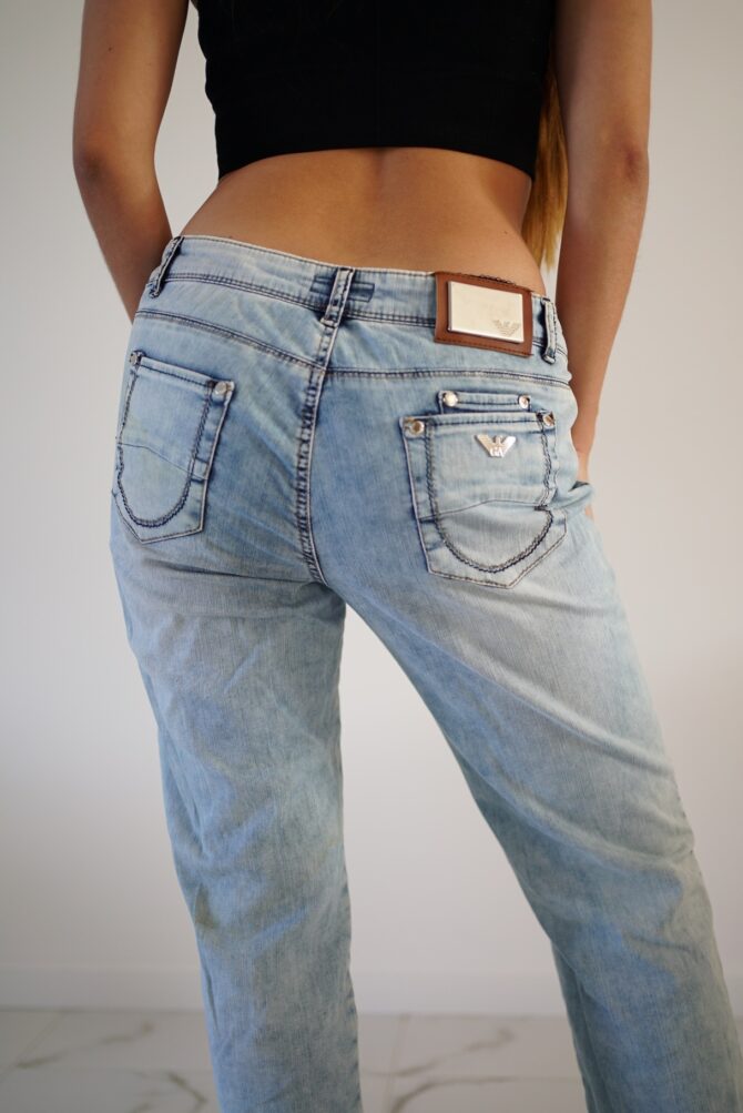 Low-rise light jeans