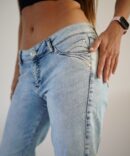 Low-rise light jeans