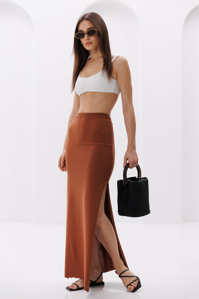 Long knitted skirt with high slits brown