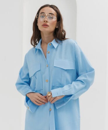 Women's oversized shirt in blue linen with chest pockets