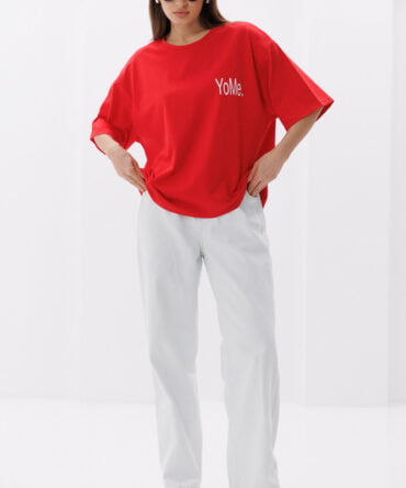 Women's oversized T-shirt red with the inscription YoMe