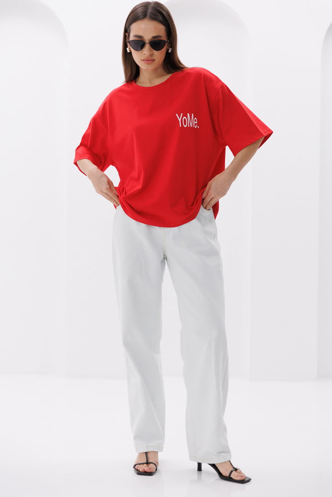 Women's oversized T-shirt red with the inscription YoMe