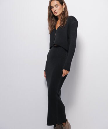 Жіночий в'язаний костюм зі спідницею і кардиганом чорний