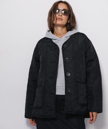 Women's black mid-season jacket, quilted in waves.