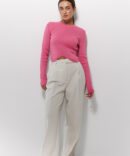 Knitted crop top with long sleeves and wavy bottoms in dark pink