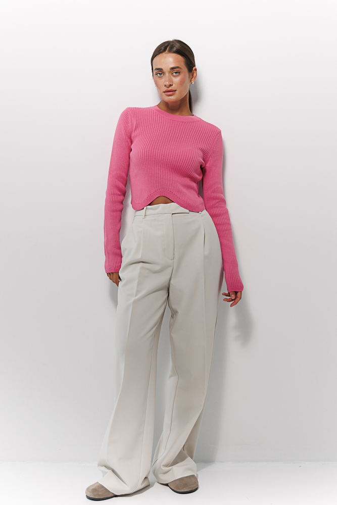 Knitted crop top with long sleeves and wavy bottoms in dark pink