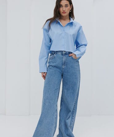 Cropped women's oversized blue shirt