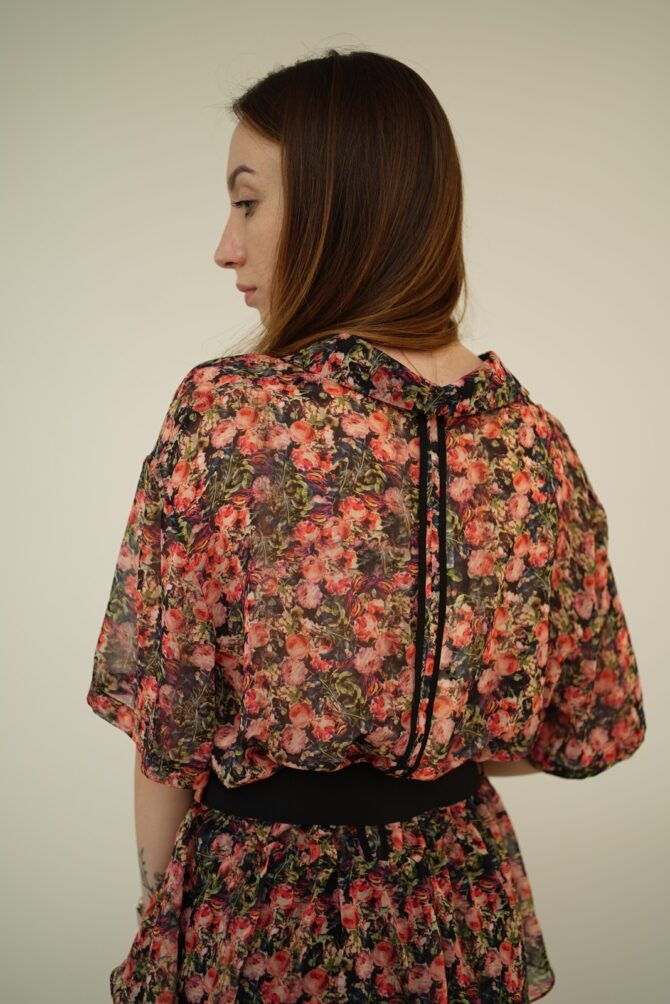 Blouse with pink roses and black belt