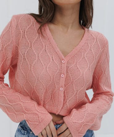 Cropped peach knitted cardigan with diamond patterns