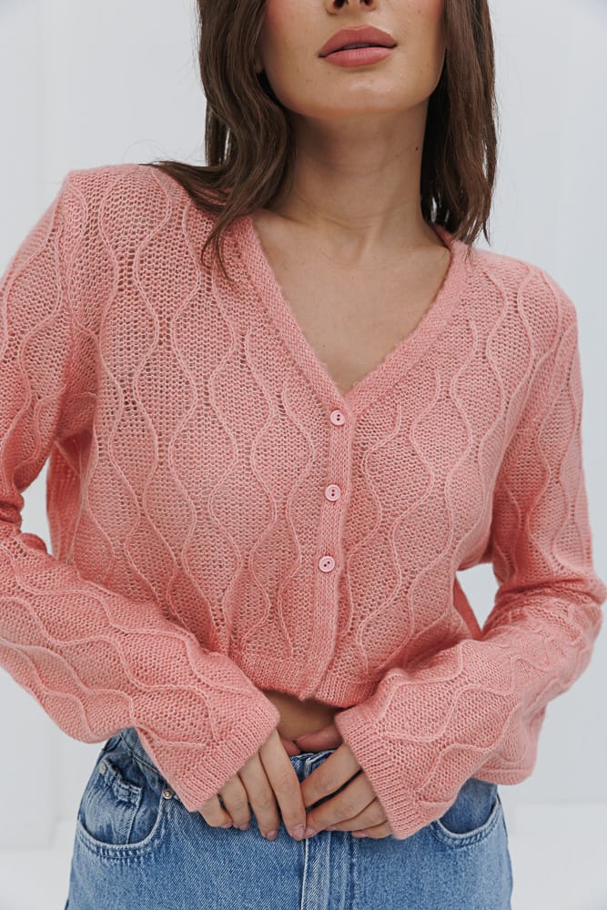 Cropped peach knitted cardigan with diamond patterns