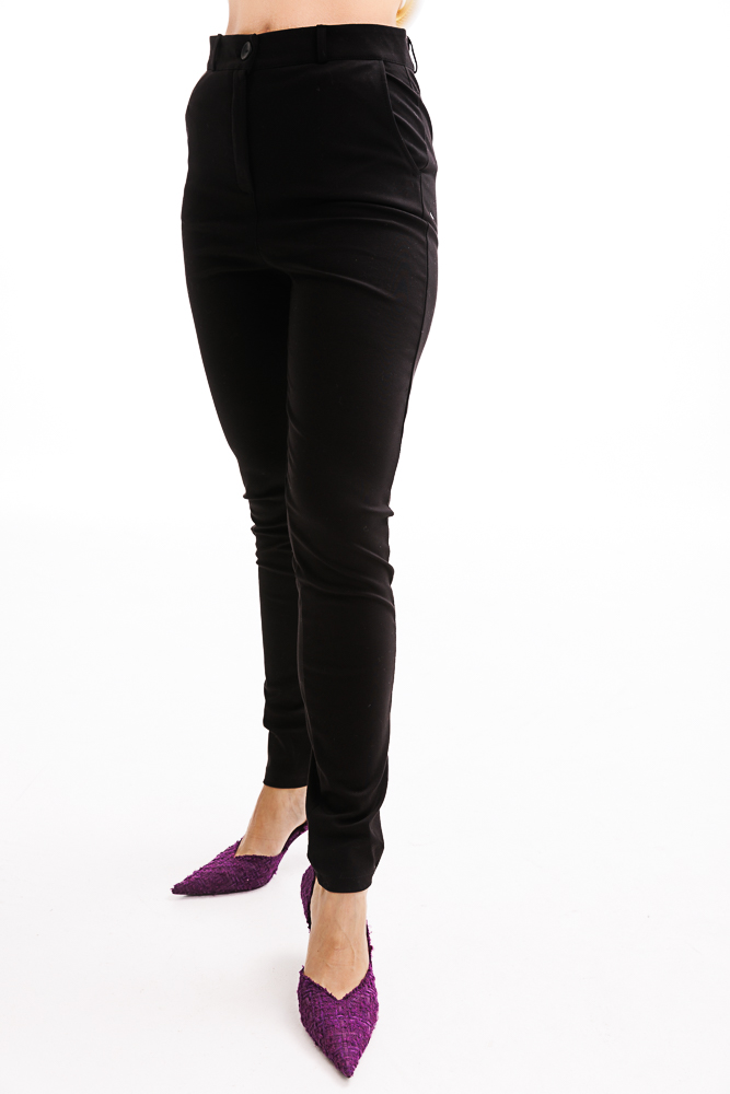 Women's knitted trousers close-fitting black