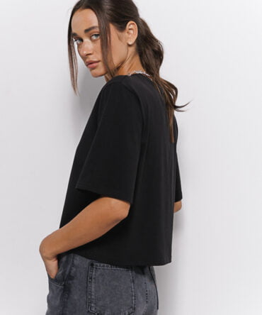 Women's black T-shirt with elongated sleeves