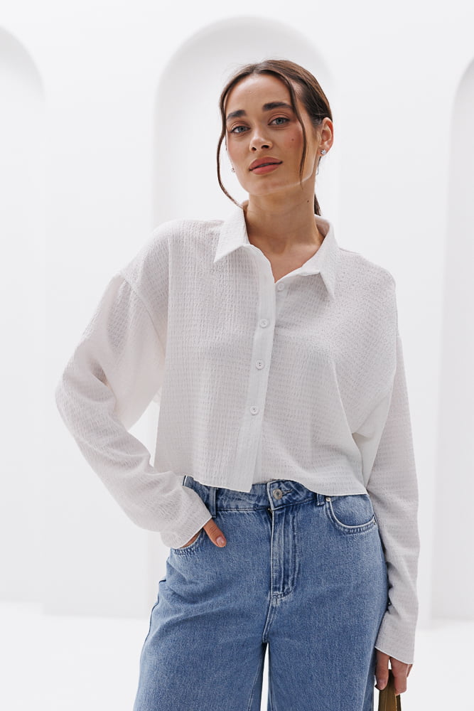 Women's cropped milk shirt with a reaped texture