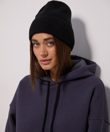 Жіноча в`язана шапка осіння чорного кольору