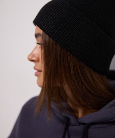 Жіноча в`язана шапка осіння чорного кольору