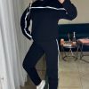 Спортивний костюм з лампасами