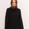 Жіночий в`язаний светр oversize чорний з розрізом ззаду на комірі