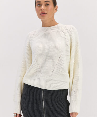 Жіноча в`язана кофта молочна з рукавами-регланами