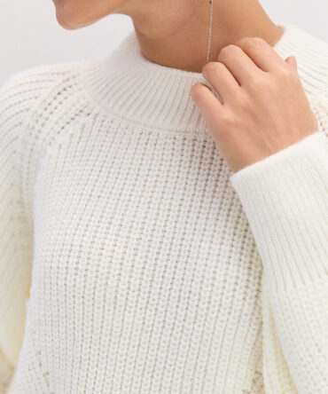 Жіноча в`язана кофта молочна з рукавами-регланами