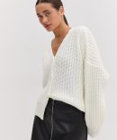 Короткий в`язаний кардиган oversize на ґудзиках молочний