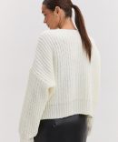 Короткий в`язаний кардиган oversize на ґудзиках молочний