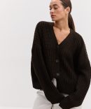 Короткий в`язаний кардиган oversize на ґудзиках темно-шоколадний