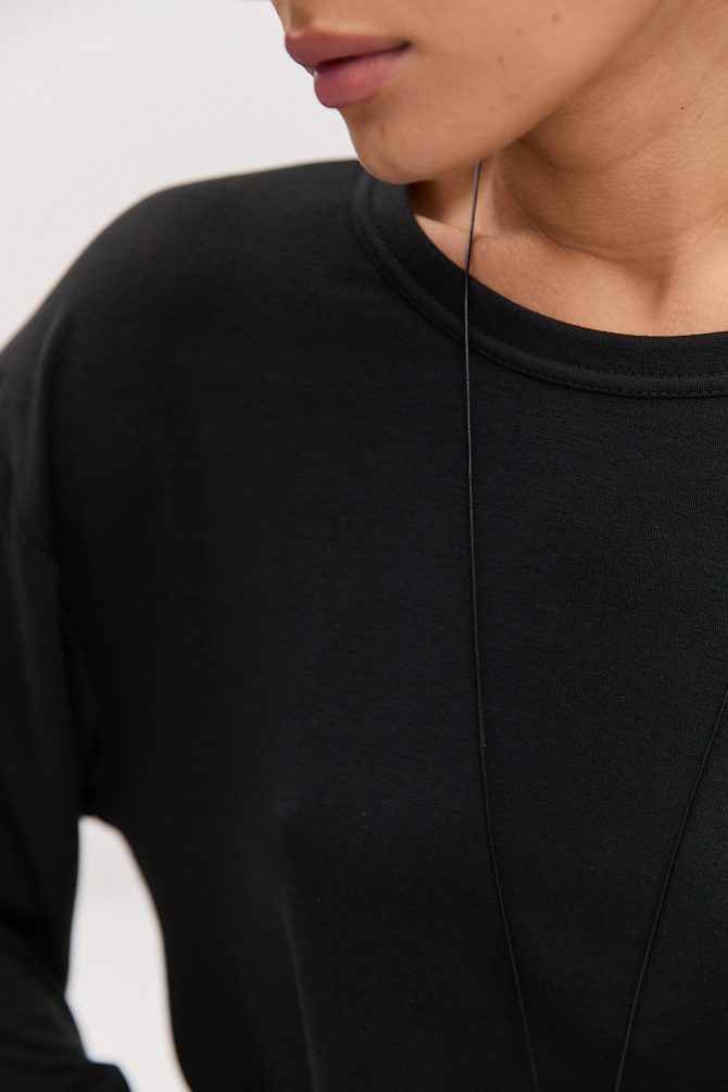 Жіночий лонгслів oversize чорного кольору