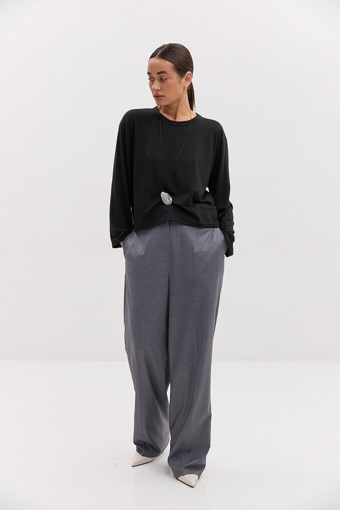 Жіночий лонгслів oversize чорного кольору