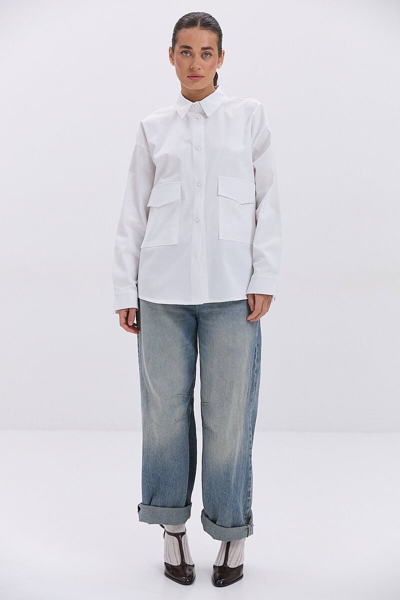 Жіноча сорочка oversize молочна з накладними кишенями
