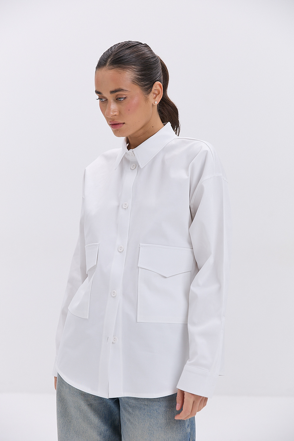 Жіноча сорочка oversize молочна з накладними кишенями