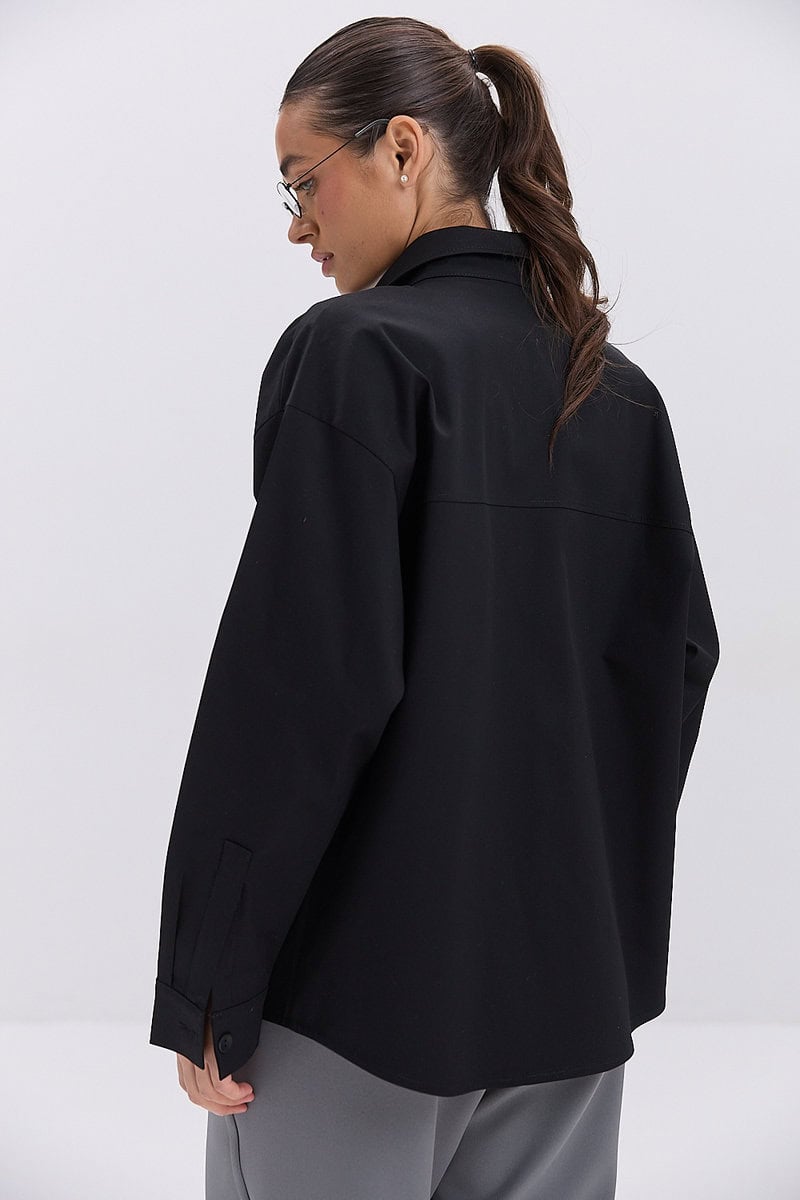 Жіноча сорочка oversize чорна з накладними кишенями