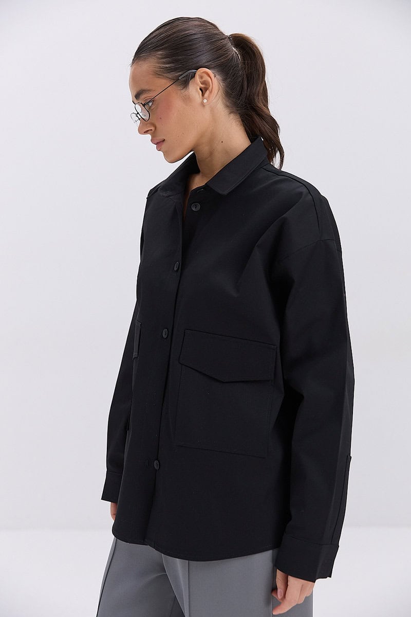 Жіноча сорочка oversize чорна з накладними кишенями