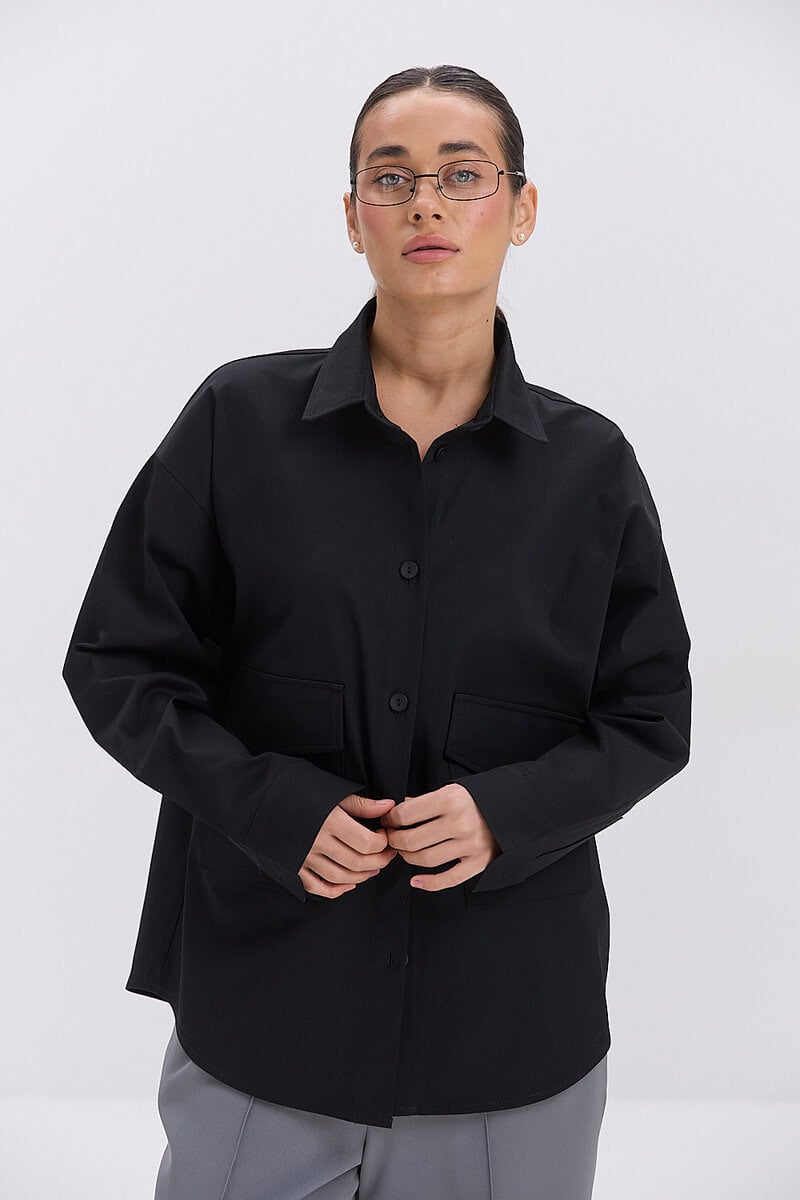 Жіноча сорочка oversize чорна з накладними кишенями