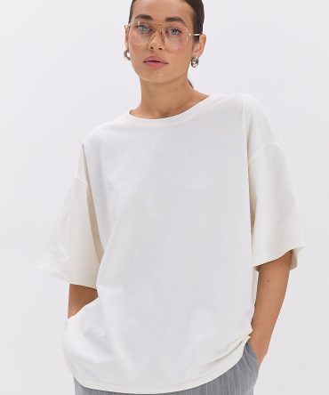Жіноча oversize футболка молочного кольору