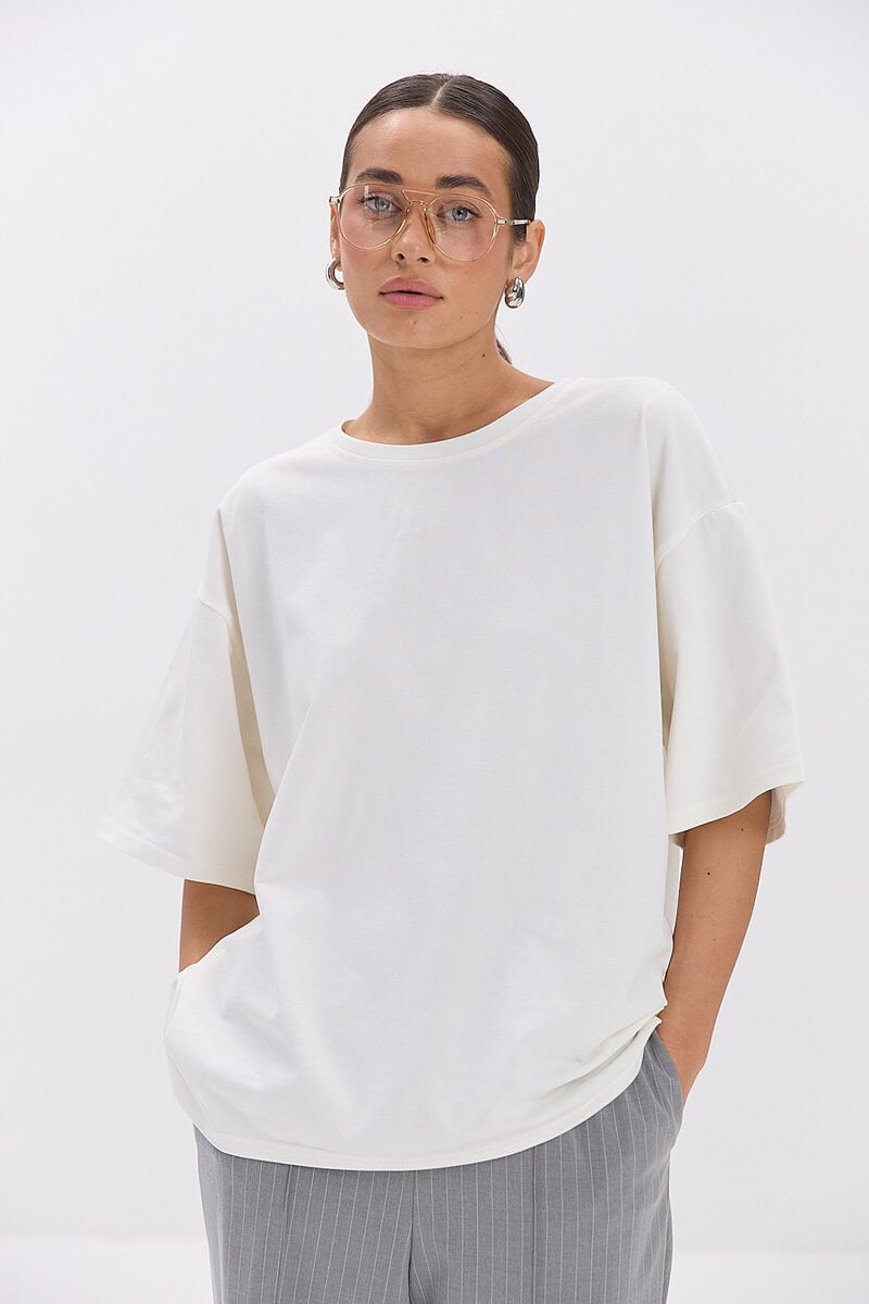 Жіноча oversize футболка молочного кольору