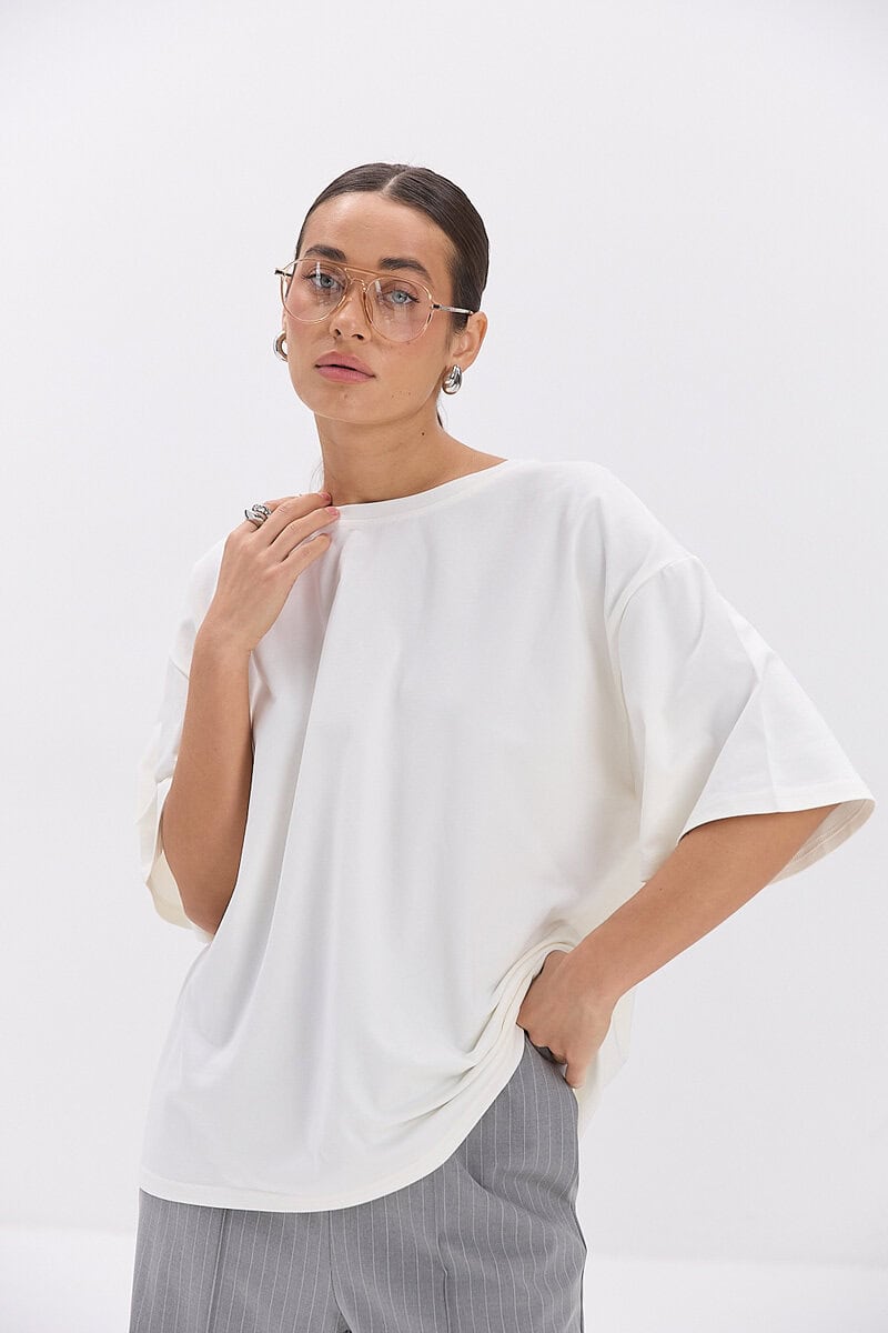 Жіноча oversize футболка молочного кольору
