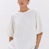 Жіноча oversize футболка молочного кольору