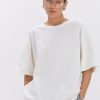 Жіноча oversize футболка молочного кольору