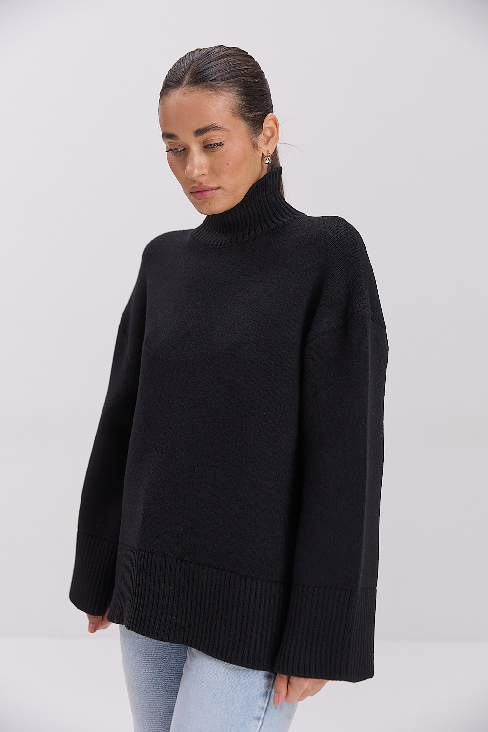 Жіночий в`язаний светр oversize чорний з широкими рукавами