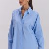 Жіноча сорочка oversize блакитна з ґудзиками на спині