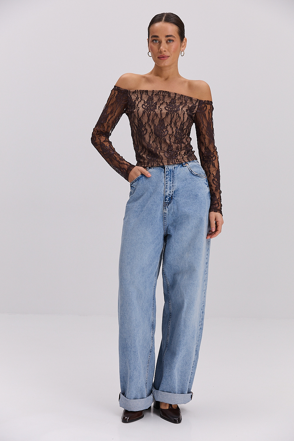 Жіночий мереживний лонгслів з відкритими плечима шоколадний