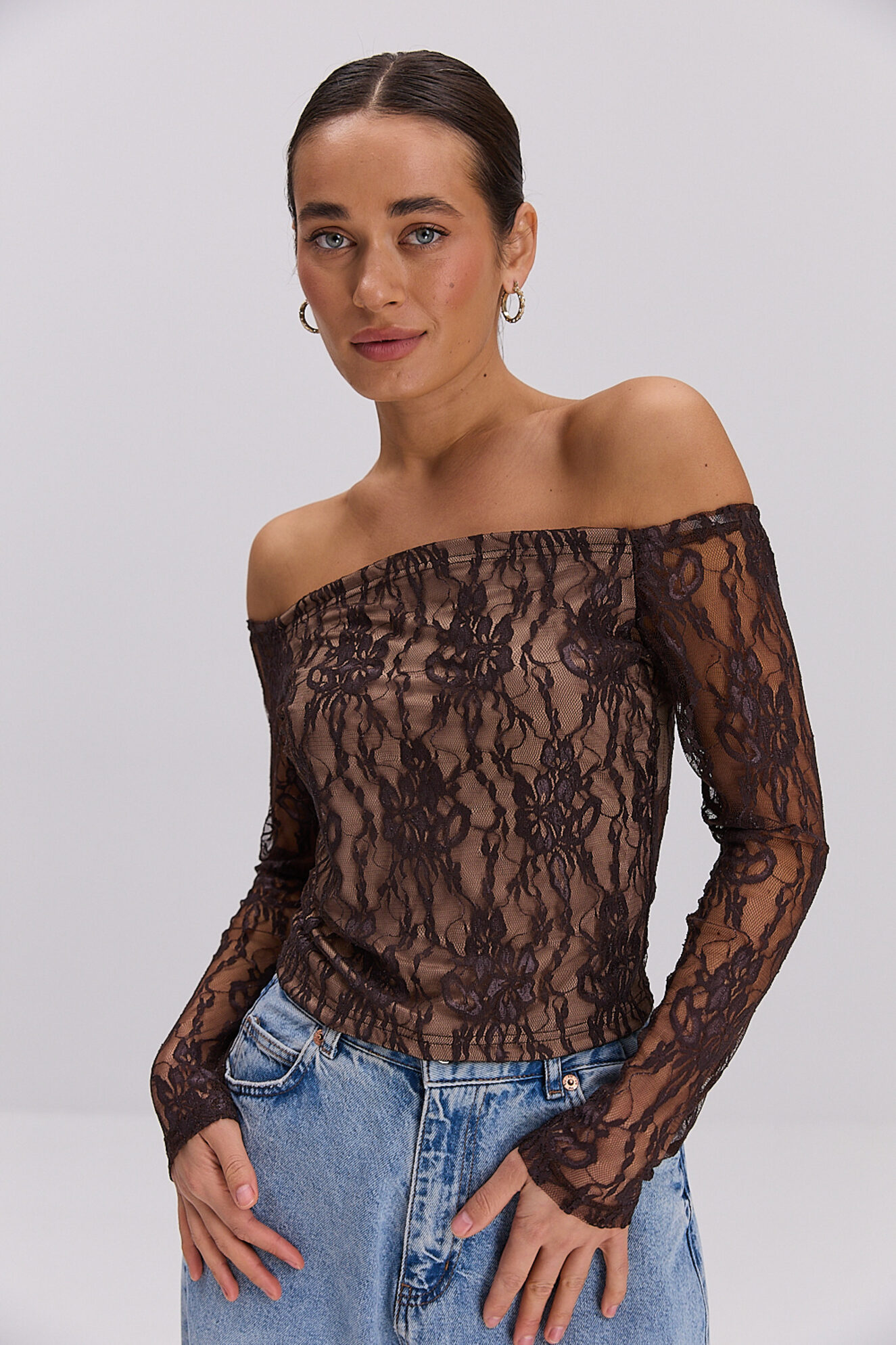 Жіночий мереживний лонгслів з відкритими плечима шоколадний