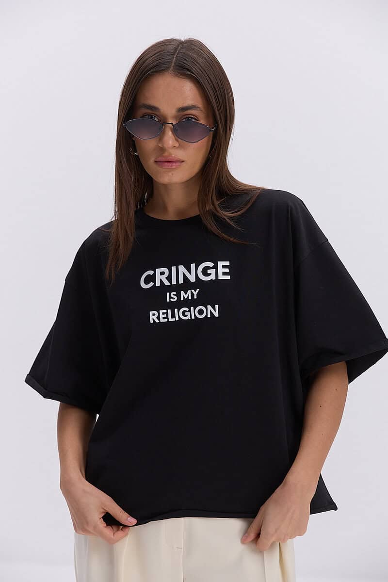 Жіноча футболка оверсайз чорна з принтом Cringe is my religion