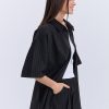 Жіноча смугаста сорочка з короткими рукавами чорна