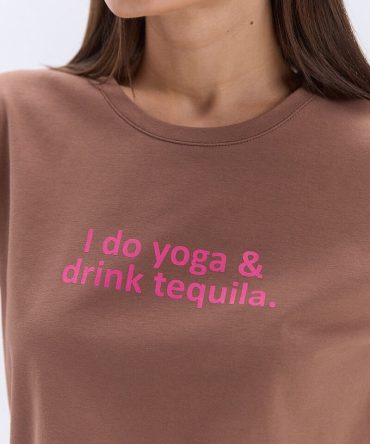 Жіноча футболка коричнева з принтом I do yoga & drink tequila