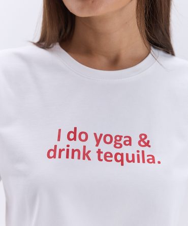 Жіноча футболка молочна з принтом I do yoga & drink tequila