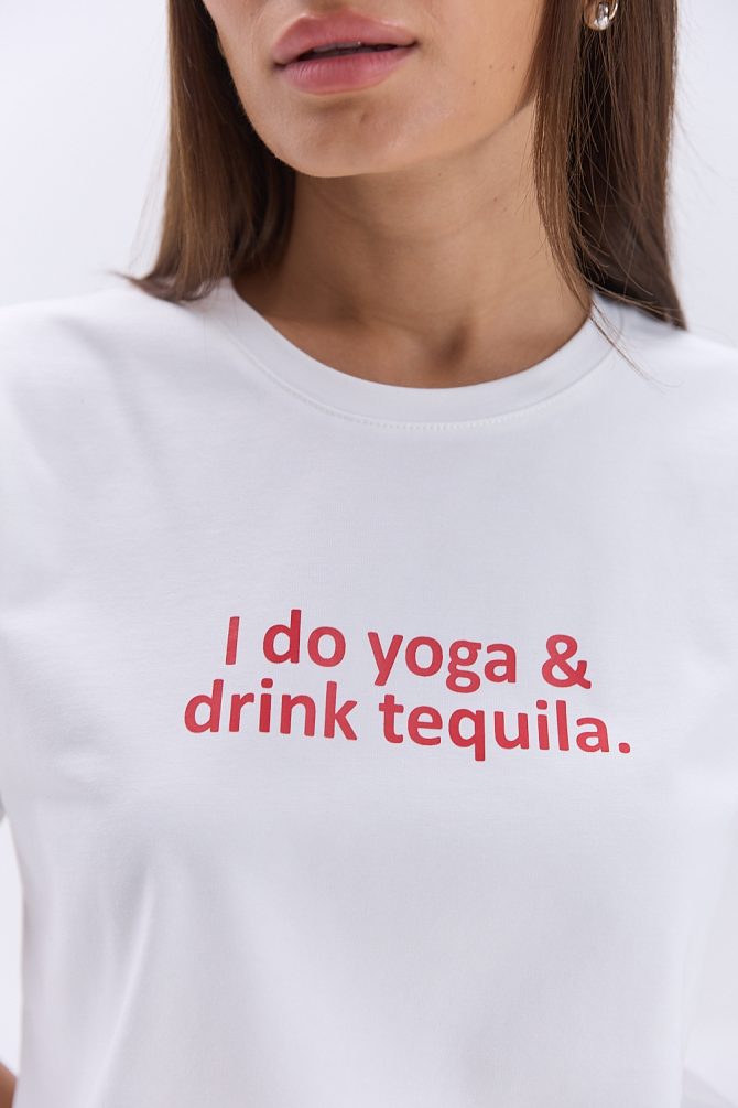 Жіноча футболка молочна з принтом I do yoga & drink tequila