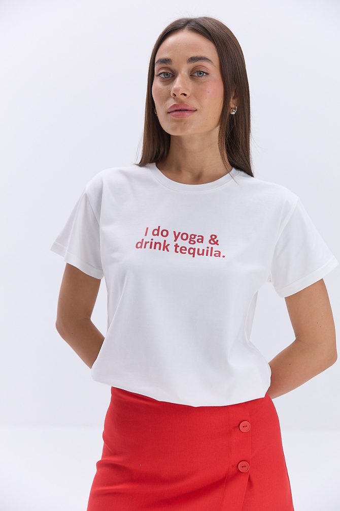 Жіноча футболка молочна з принтом I do yoga & drink tequila