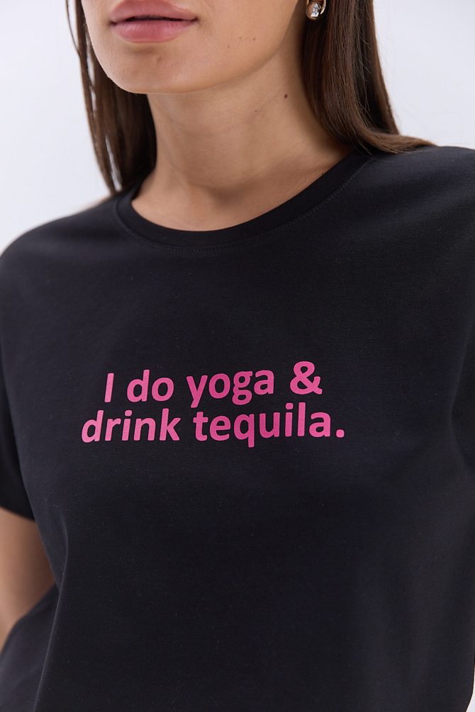 Жіноча футболка чорна з принтом I do yoga & drink tequila